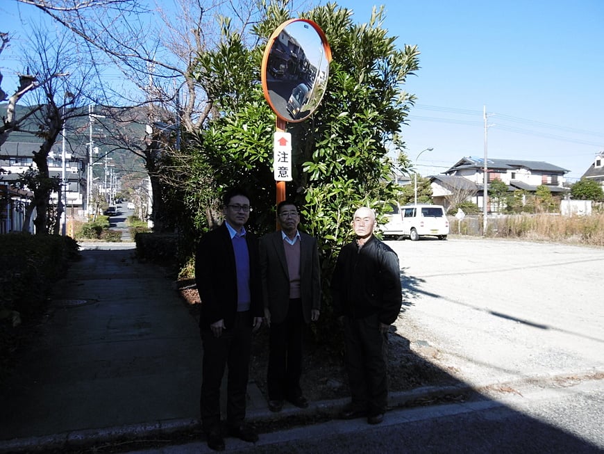 右から吉野、加藤田園自治連合会長様、竹原田園地区交通安全協会会長様